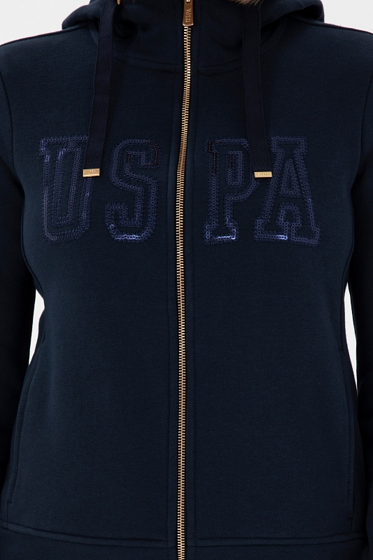 Толстовка на молнии с капюшоном от U.S. Polo Assn. — это стильный элемент гардероба, который прекрасно сочетает в себе комфорт и актуальный дизайн. Мягкий материал обеспечивает приятные ощущения при ношении, а капюшон добавляет уют и защищает от непогоды. Элементы молнии позволяют легко надевать и снимать толстовку, а свобода кроя обеспечивает хорошую подвижность и удобство. Этот предмет отлично подходит для повседневного использования, а также активного отдыха, позволяя уверенно выражать свой индивидуальный стиль.<br />
<br />
Цвет: темно-синий<br />
Состав: <br />
Рост: ; Параметры: ; Размер на модели:  - G082SZ0820SW0125 Толстовка жен. (VR033, S)