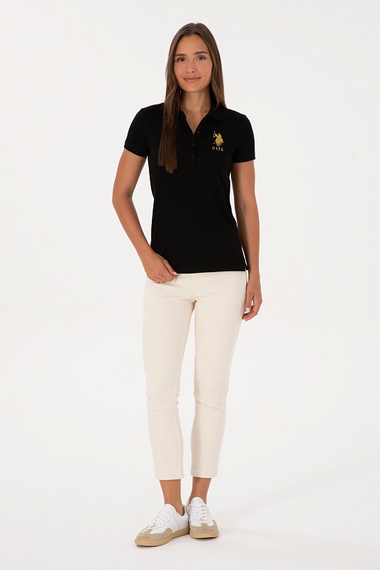 Футболка-поло U.S. Polo Assn. из хлопка, который обеспечивает воздухопроницаемость и комфорт в течение дня. Приталенный крой подчеркивает силуэт, а эластичная фактура материала обеспечивает удобную посадку. Отложной воротник и планка на пуговицах придают футболке-поло классический вид, а вышитый логотип бренда дополняет дизайн.<br />
<br />
Особенности изделия:<br />
• Приталенный крой<br />
• Отложной воротник<br />
• Планка на пуговицах<br />
• Вышитый логотип<br />
<br />
Цвет: черный<br />
Состав: <br />
Уход: бережная стирка при 30°C<br />
Страна производства: Турция<br />
Рост: ; Параметры: ; Размер на модели:  - G082SZ0110MTS02225_011 Футболка жен. (VR046, 2XS)