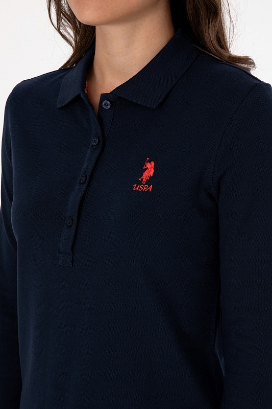 Поло U.S. Polo Assn. из хлопкового материала с длинными рукавами, которые делают модель подходящим выбором для прохладной погоды. Контрастная вышивка с логотипом бренда на груди подчеркивает фирменный стиль изделия. Отложной воротник и планка на пуговицах завершают классический дизайн поло.<br />
<br />
Особенности изделия:<br />
• Хлопок<br />
• Отложной воротник<br />
• Планка на пуговицах<br />
• Вышитый логотип<br />
<br />
Цвет: темно-синий<br />
Состав: <br />
Уход: бережная стирка при 30°C<br />
Страна производства: Турция<br />
Рост: ; Параметры: ; Размер на модели:  - G082SZ0820TPG_SK025 Толстовка жен. (VR033, S)