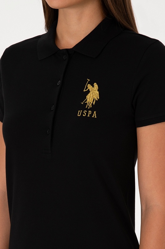 Футболка-поло U.S. Polo Assn. из хлопка, который обеспечивает воздухопроницаемость и комфорт в течение дня. Приталенный крой подчеркивает силуэт, а эластичная фактура материала обеспечивает удобную посадку. Отложной воротник и планка на пуговицах придают футболке-поло классический вид, а вышитый логотип бренда дополняет дизайн.<br />
<br />
Особенности изделия:<br />
• Приталенный крой<br />
• Отложной воротник<br />
• Планка на пуговицах<br />
• Вышитый логотип<br />
<br />
Цвет: черный<br />
Состав: <br />
Уход: бережная стирка при 30°C<br />
Страна производства: Турция<br />
Рост: ; Параметры: ; Размер на модели:  - G082SZ0110MTS02225_011 Футболка жен. (VR046, XS)