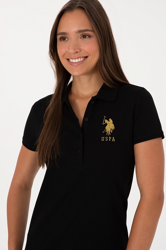 Футболка-поло U.S. Polo Assn. из хлопка, который обеспечивает воздухопроницаемость и комфорт в течение дня. Приталенный крой подчеркивает силуэт, а эластичная фактура материала обеспечивает удобную посадку. Отложной воротник и планка на пуговицах придают футболке-поло классический вид, а вышитый логотип бренда дополняет дизайн.<br />
<br />
Особенности изделия:<br />
• Приталенный крой<br />
• Отложной воротник<br />
• Планка на пуговицах<br />
• Вышитый логотип<br />
<br />
Цвет: черный<br />
Состав: <br />
Уход: бережная стирка при 30°C<br />
Страна производства: Турция<br />
Рост: ; Параметры: ; Размер на модели:  - G082SZ0110MTS02225_011 Футболка жен. (VR046, 2XS)